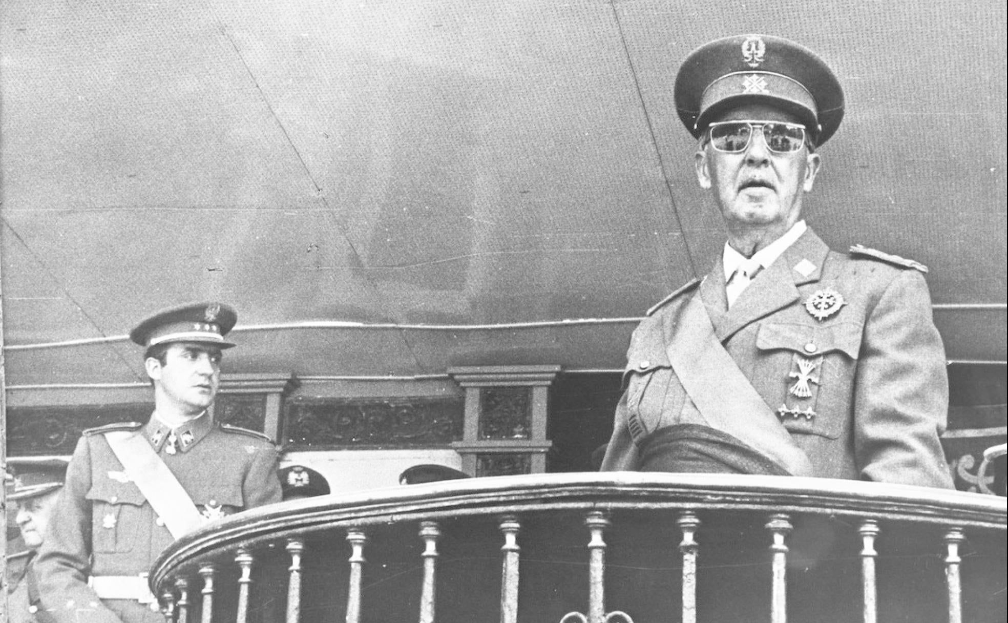 Francisco Franco, con Juan Carlos en segundo plano.