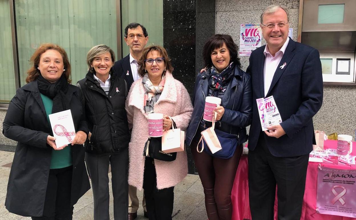 Los integrantes del grupo municipal del PP, en una mesa petitoria de Almom.