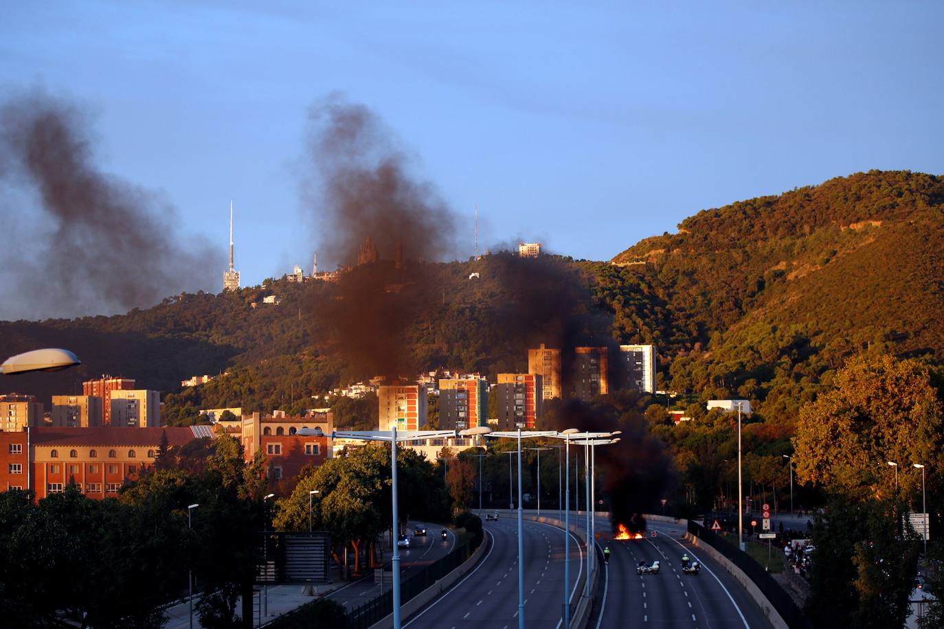 Una barricada de fuego corta la Ronda de Dalt de Barcelona a primera hora de hoy viernes, día en el que Cataluña vive su cuarta huelga general en menos de dos años vinculada al proceso independentista