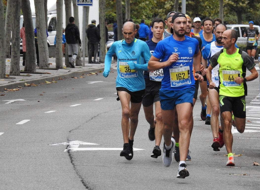 León se ha convertido de nuevo en el escenario para una gran cita del atletismo. Brillantes 10 kilómetros en la ciudad.