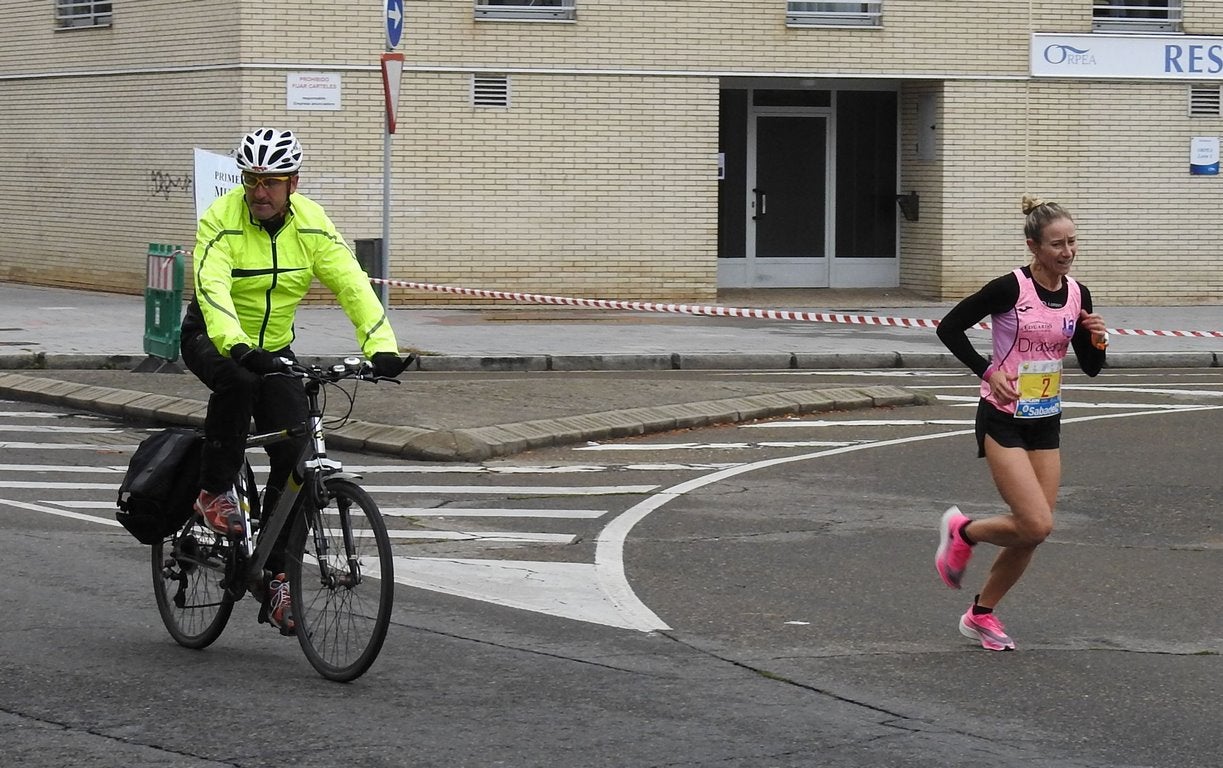 León se ha convertido de nuevo en el escenario para una gran cita del atletismo. Brillantes 10 kilómetros en la ciudad.