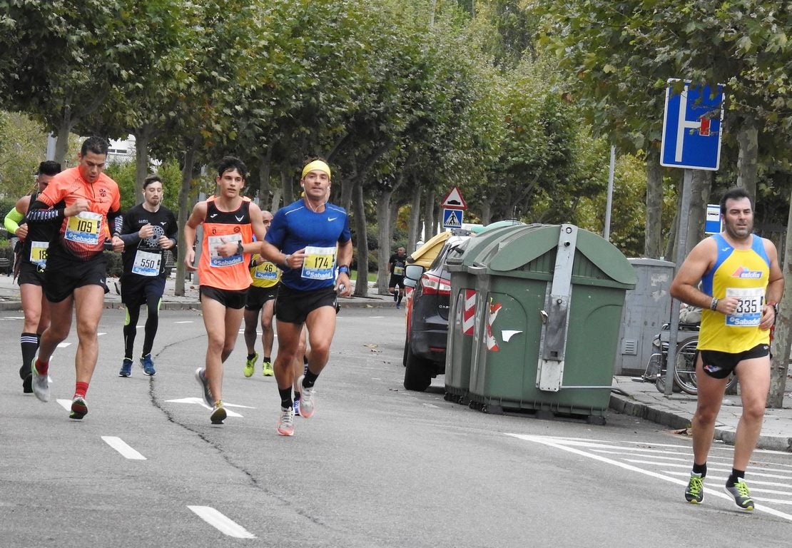 León se ha convertido de nuevo en el escenario para una gran cita del atletismo. Brillantes 10 kilómetros en la ciudad.