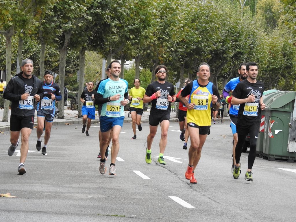 León se ha convertido de nuevo en el escenario para una gran cita del atletismo. Brillantes 10 kilómetros en la ciudad.