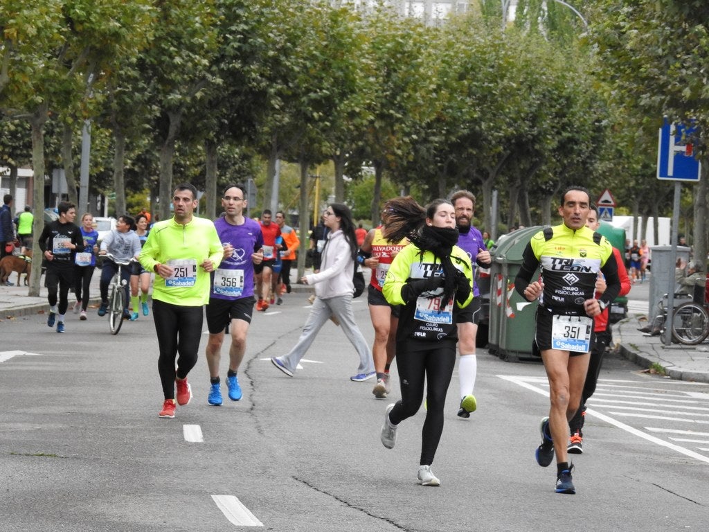 León se ha convertido de nuevo en el escenario para una gran cita del atletismo. Brillantes 10 kilómetros en la ciudad.