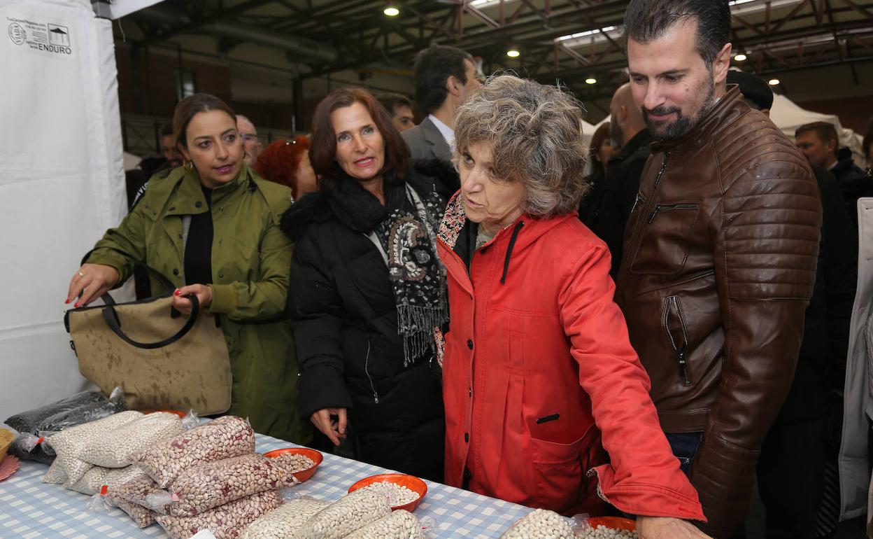 La ministra de Sanidad en funciones, María Luisa Carcedo, visita Saldaña (Palencia), acompañada por el secretario general del PSCyL, Luis Tudanca. 