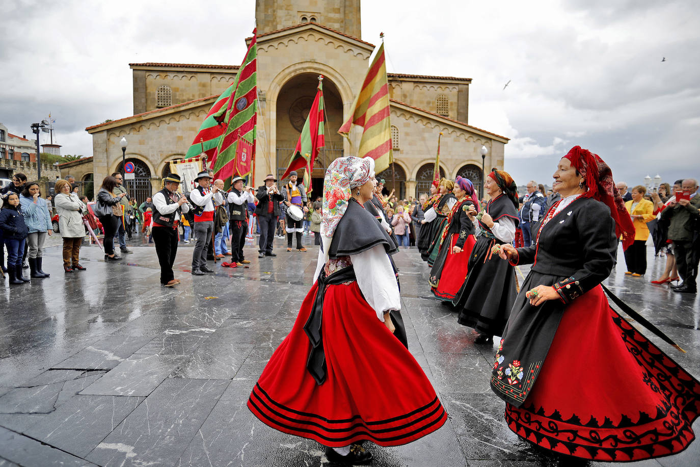 Siete estandartes de la comarca de Valverde del Camino paticiparon este año en las fiestas patronales de Casa de León en Asturias.