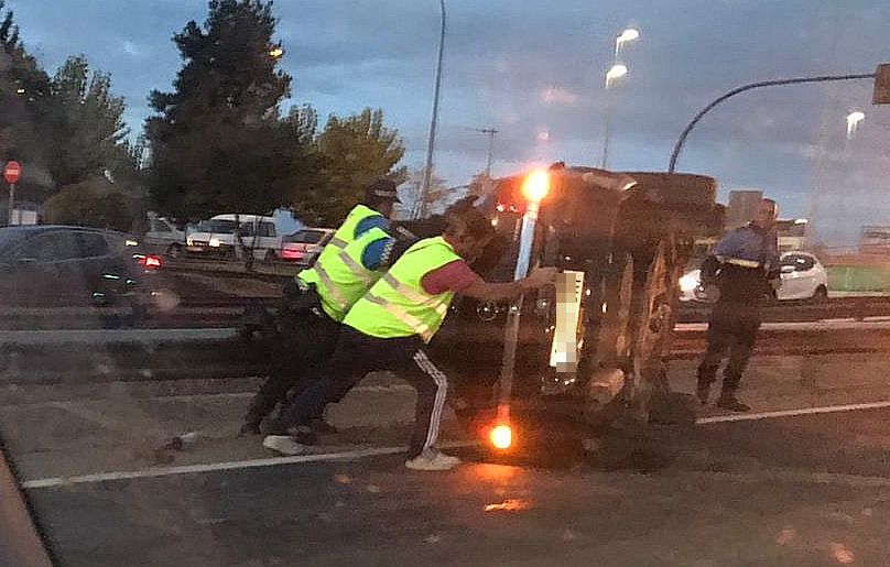 Un espectacular vuelco ha condicionado la circulación en la LE-20.