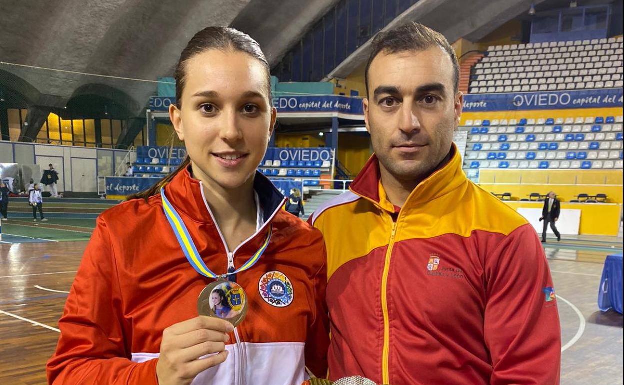 Tania Fernánez (I) posa con su medalla de plata junto al seleccionador autonómico.