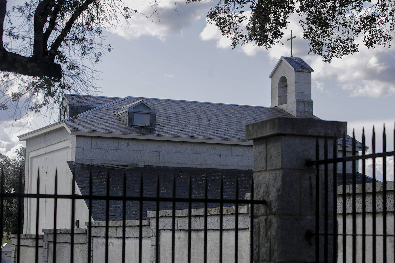 Los restos descansarán en una cripta subterrénea bajo la capilla. 