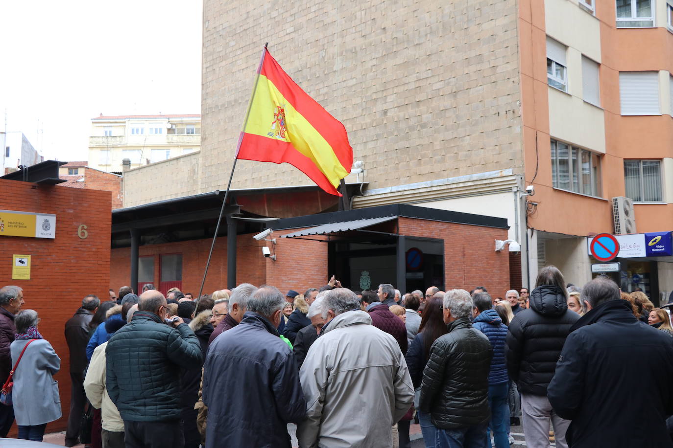 Fotos: Concentración en León en apoyo a los miembros de la Policía Nacional desplegados en Cataluña