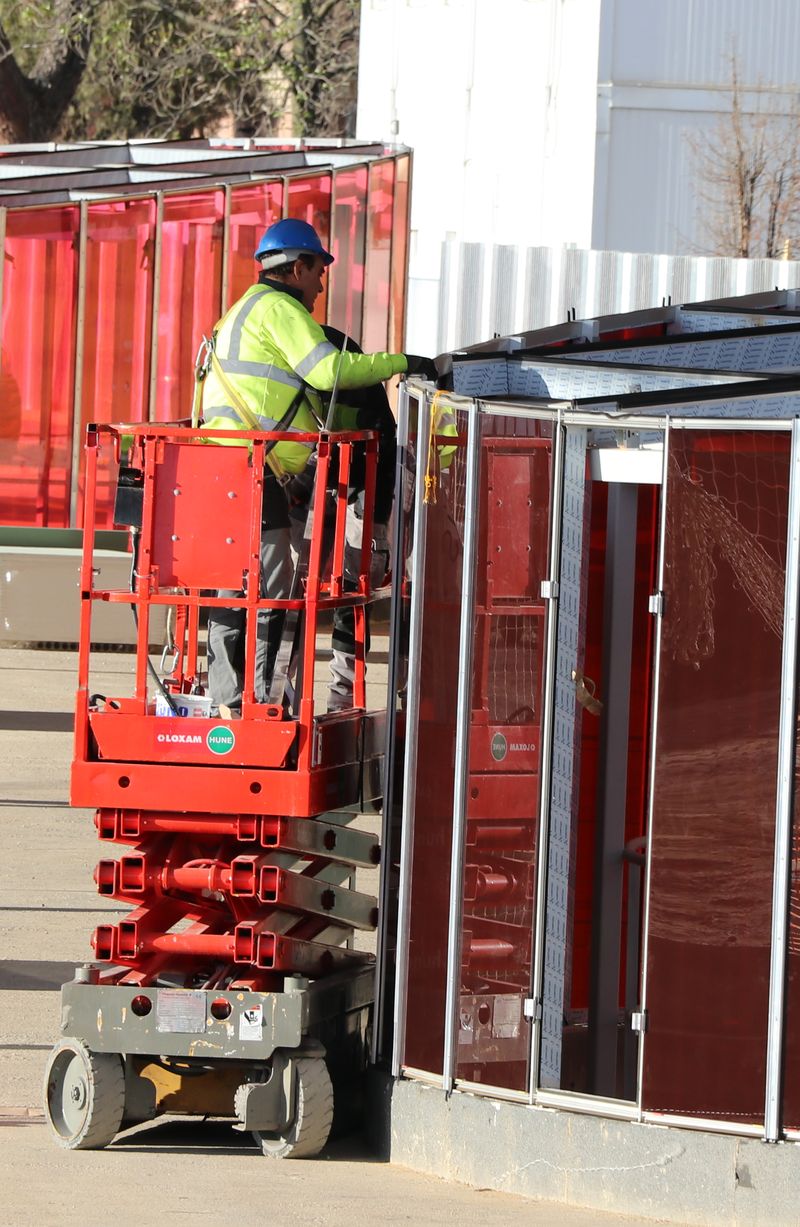 Imagen de las obras de integración con los nuevos 'luceros' que iluminarán el paso inferior del tren.