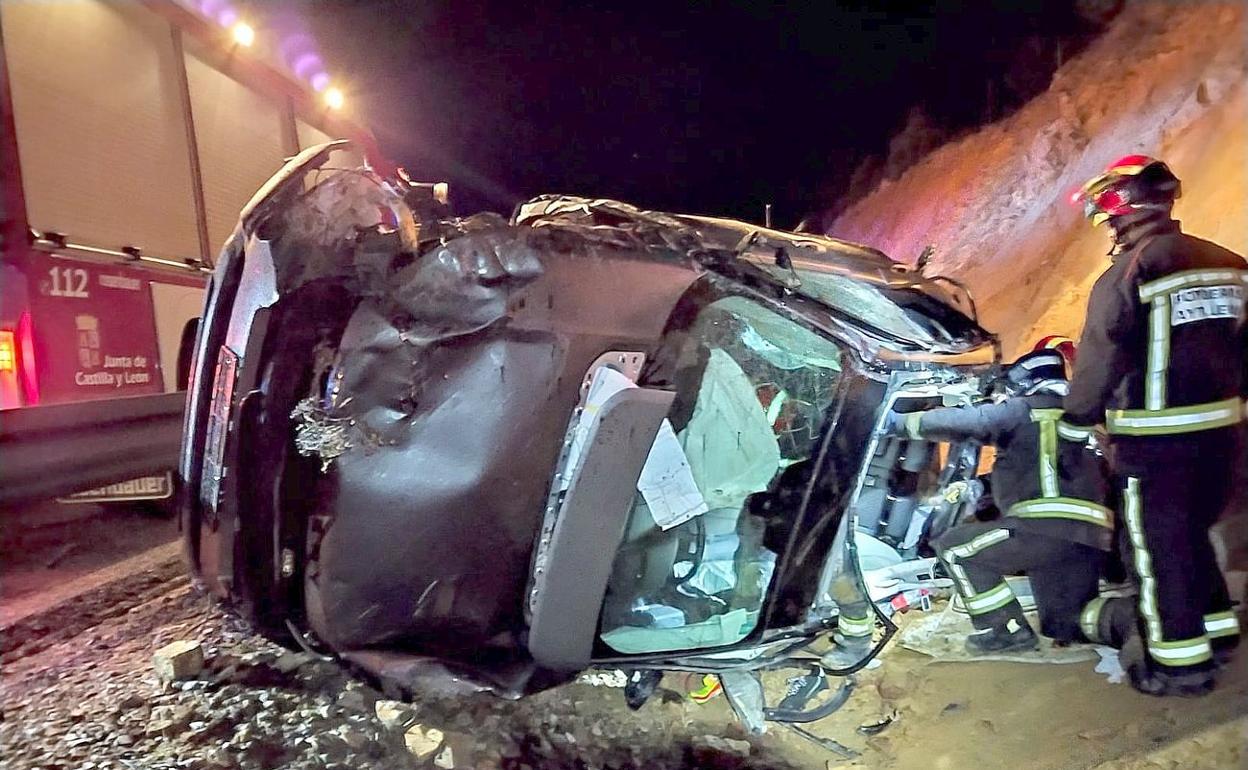 Imagen del vehículo tras sufrir el accidente con efectivos de Bomberos León en la zona.