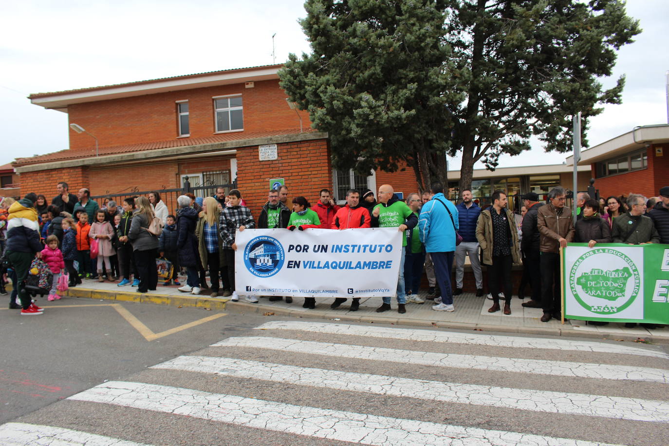 Fotos: Concentración para reclamar un instituto en Villaquilambre