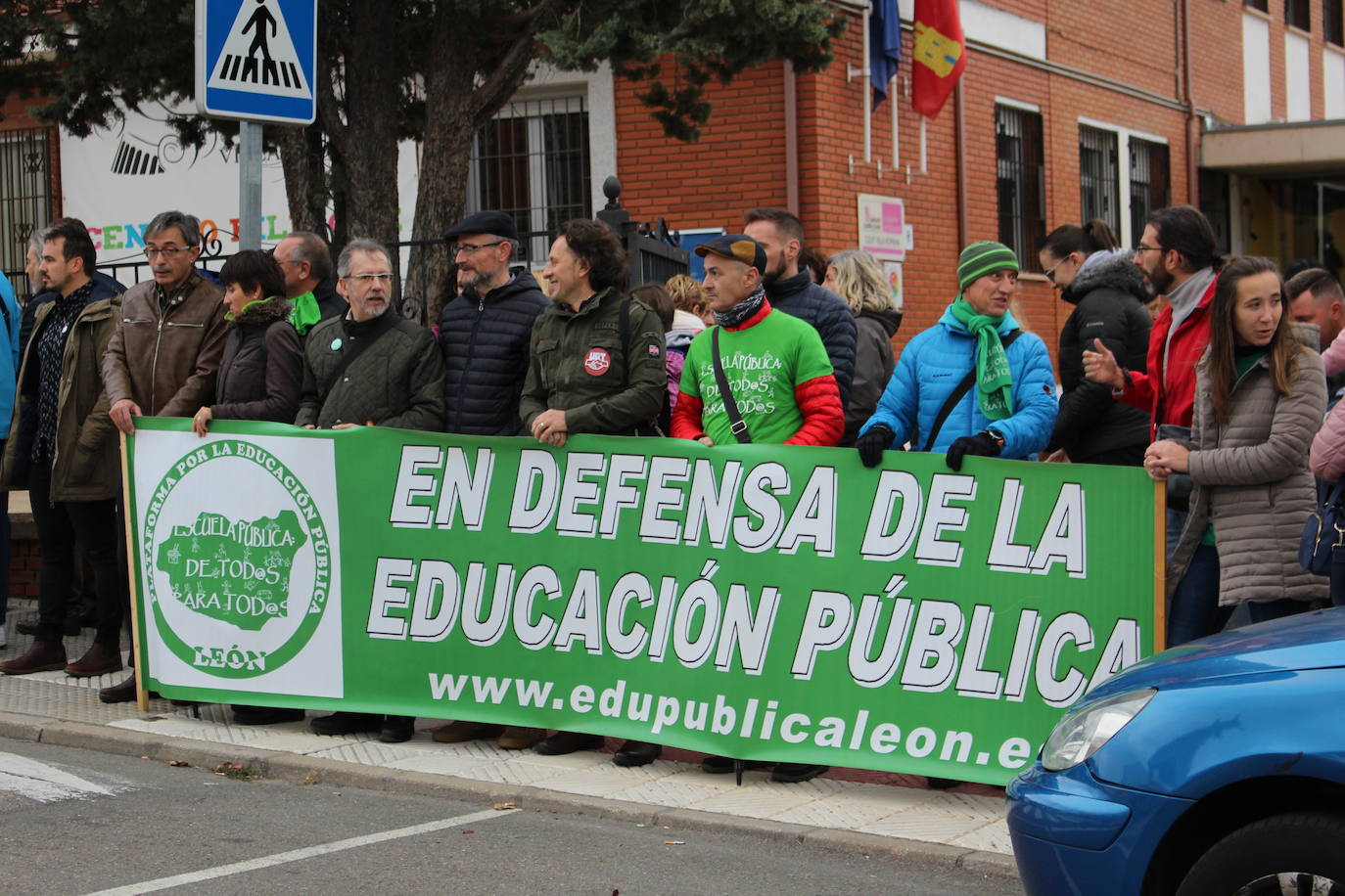 Fotos: Concentración para reclamar un instituto en Villaquilambre