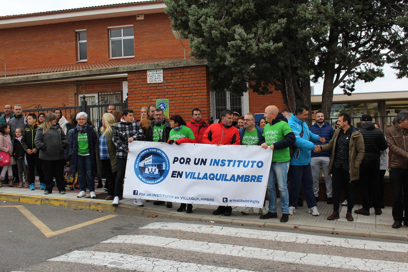 Fotos: Concentración para reclamar un instituto en Villaquilambre