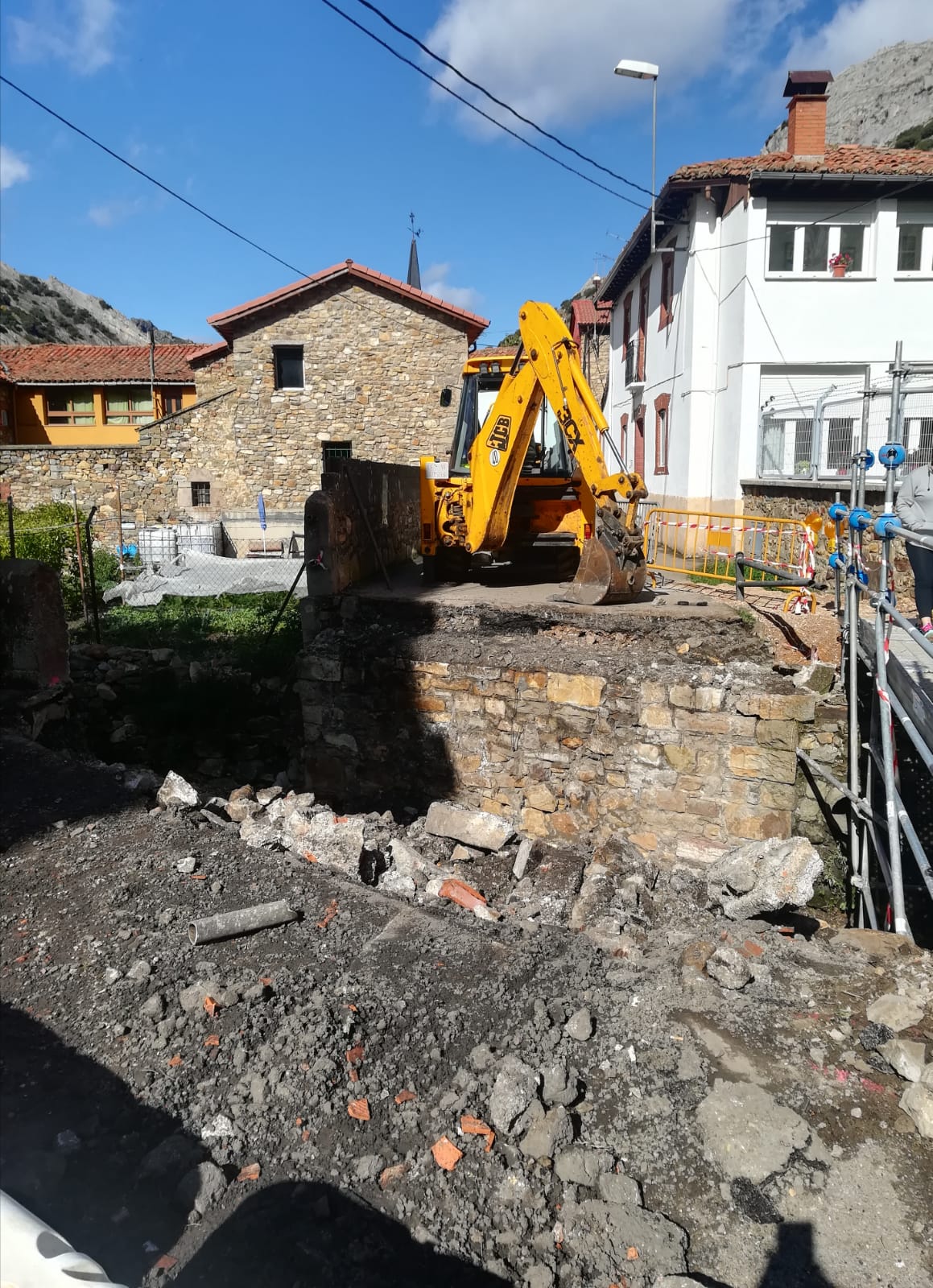 Construcción de un nuevo puente en Ciñera sobre el arroyo del Faedo.