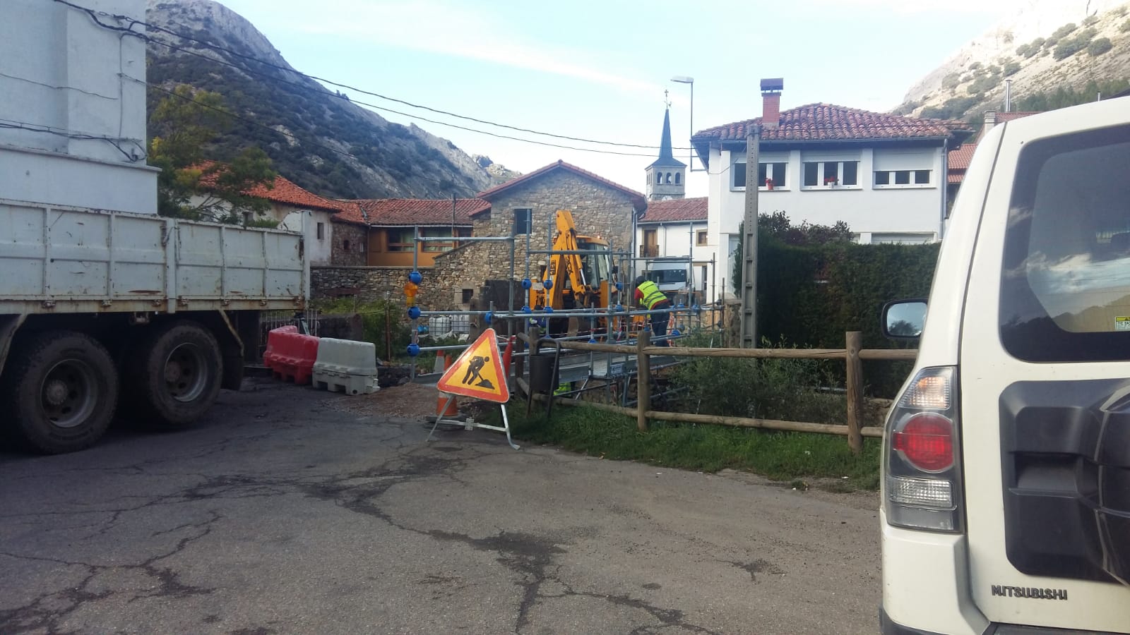 Construcción de un nuevo puente en Ciñera sobre el arroyo del Faedo.