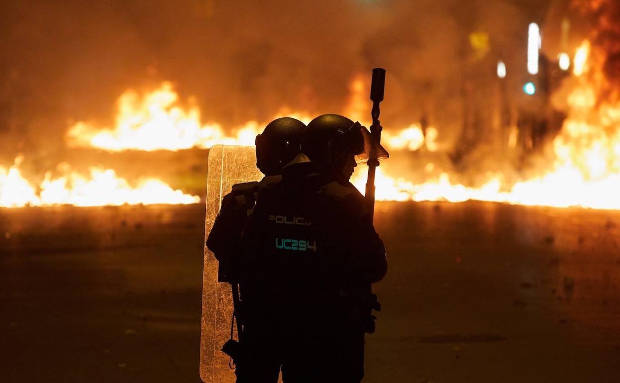 Agentes de la Policía Nacional en los disturbios de Cataluña. 