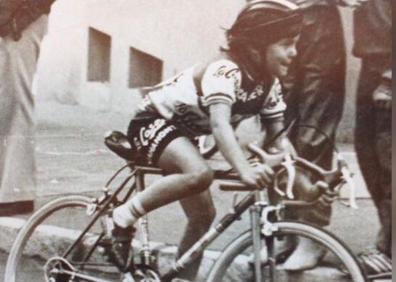 Imagen secundaria 1 - En la foto superior, Sahagún con la selección española. En la foto inferior izquierda, la primera carrera de Sahagún con 6 años. En la foto inferior derecha, Sahagún compitiendo en una prueba de BTT con la Policía Local de León. 