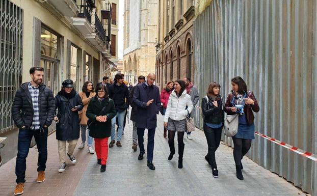 Galería. Paseo del alcalde con jóvenes empresarios.