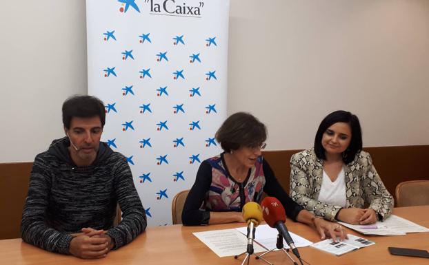 La concejala de Cutura, Concepción de Vega, y la la directora de Área de Negocio de CaixaBank en Bierzo, María Belén Rodríguez Villar, en la presentación.