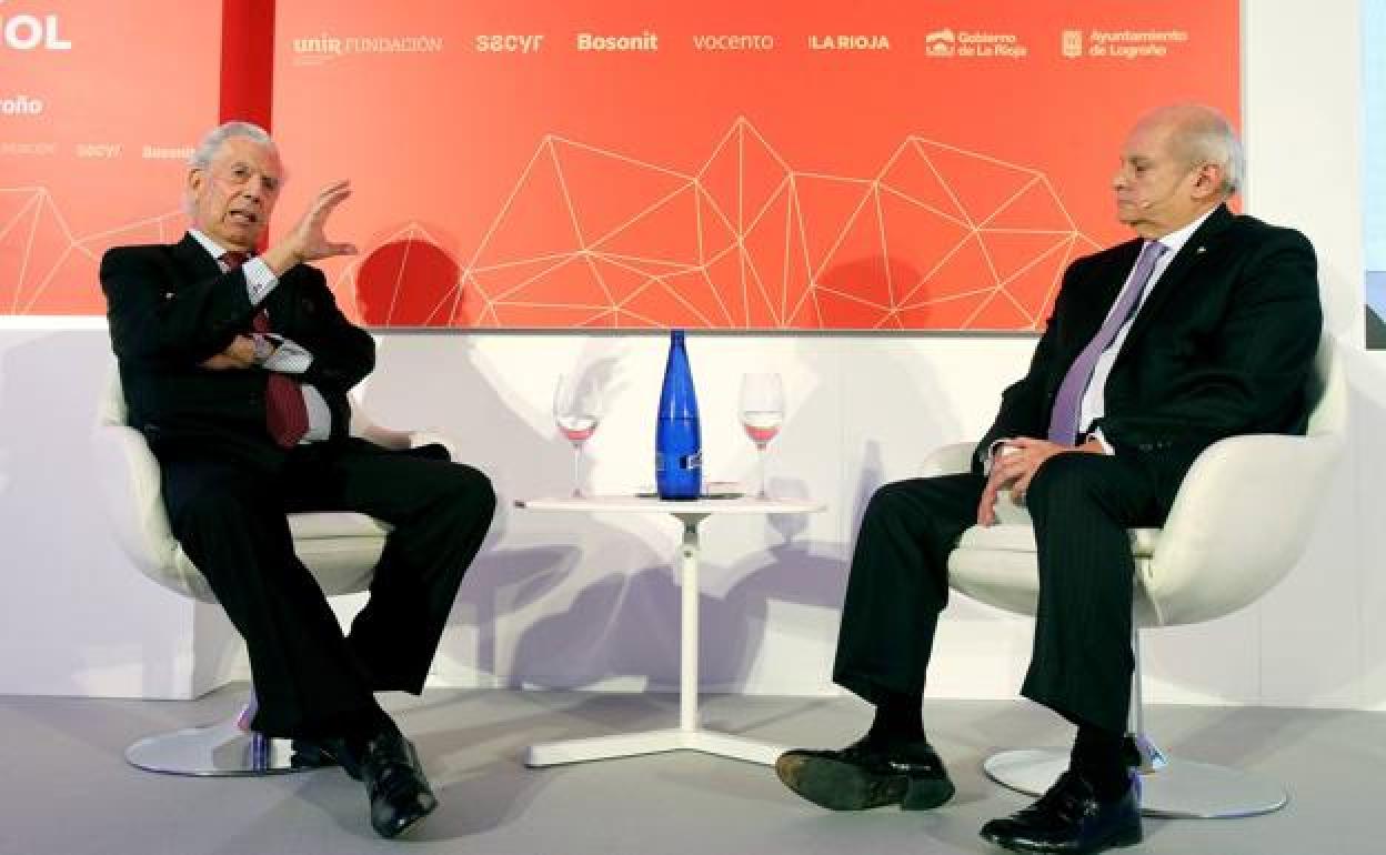 Mario Vargas Llosa y Pedro Cateriano, durante su conversación