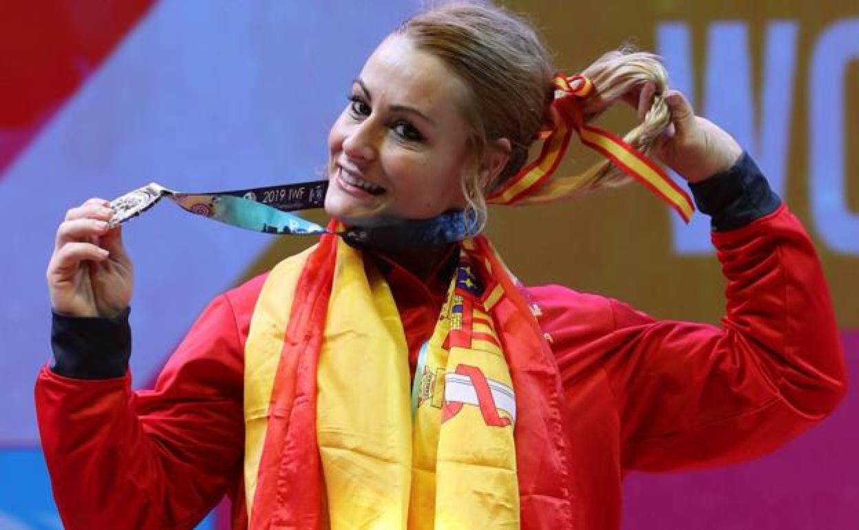 Lydia Valentín, con una de sus medallas olímpicas.
