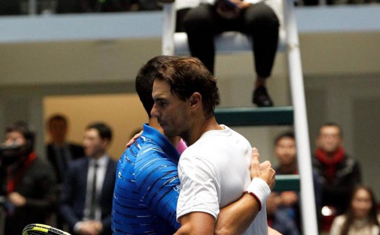 Nadal y Djokovic se abrazan tras su partido de exhibición. 