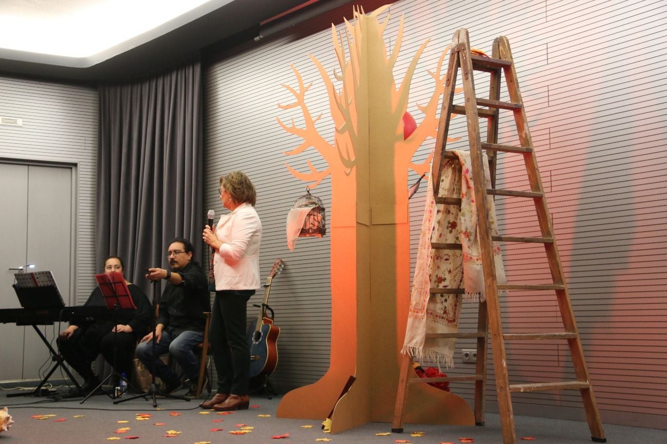 Los alumnos de diferentes centros educativos de la ciudad de León celebran el Día Internacional de las Bibliotecas acudiendo a una obra de teatro en el salón de actos del Ayuntamiento.