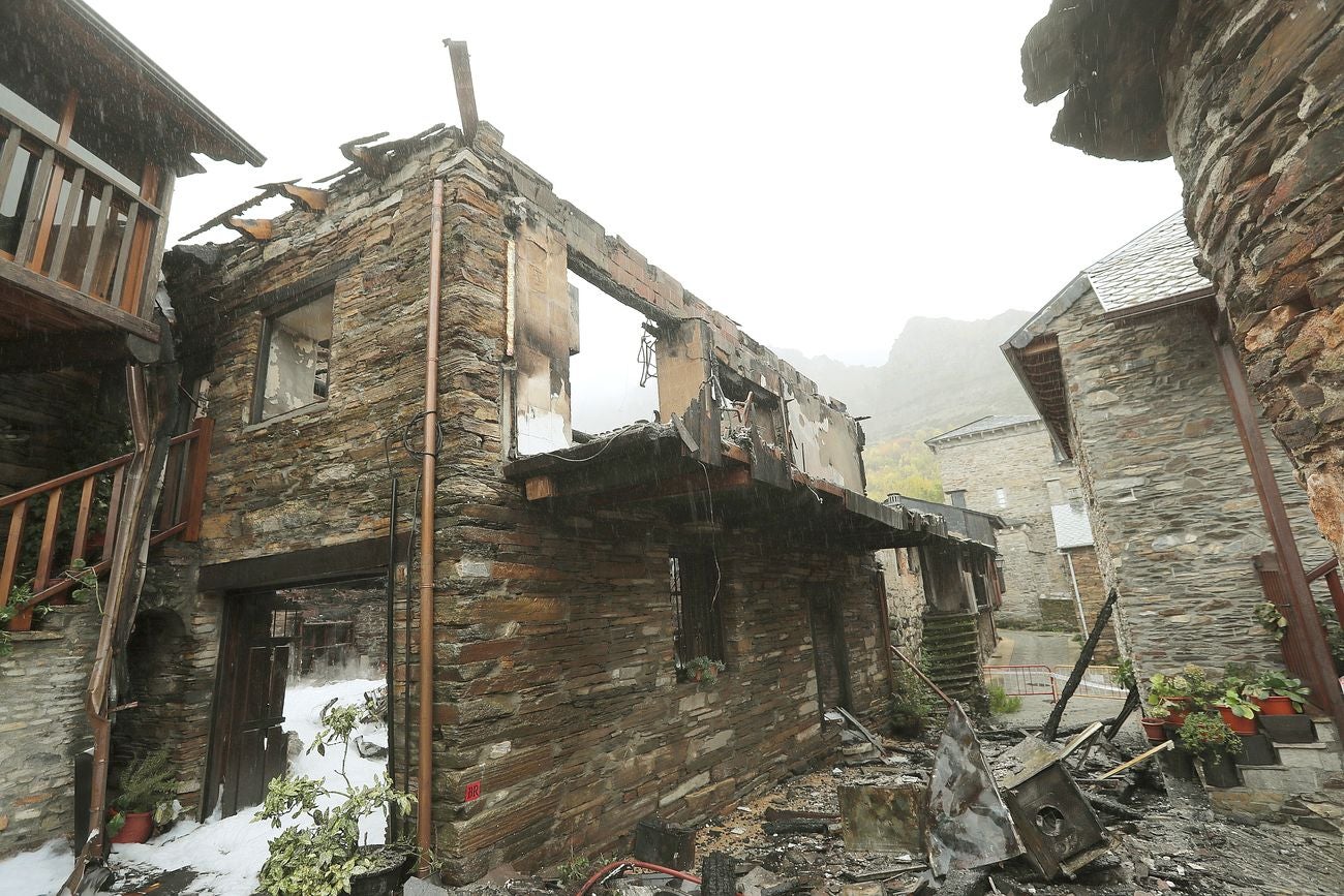Incendio de varias casas en la localidad de Santiago de Peñalba. Este lunes, bajo la lluvia, se han apreciado los daños.