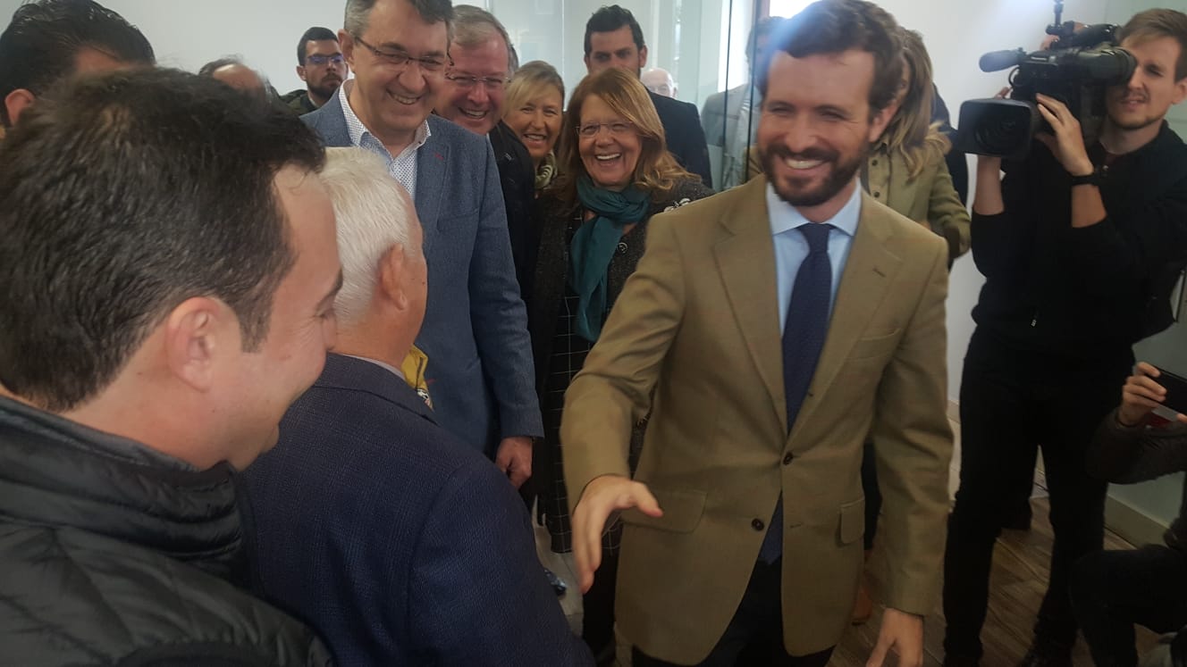 Casado se compromete con León: «España necesita otro presidente leonés pero uno que no deje tres millones de parados».