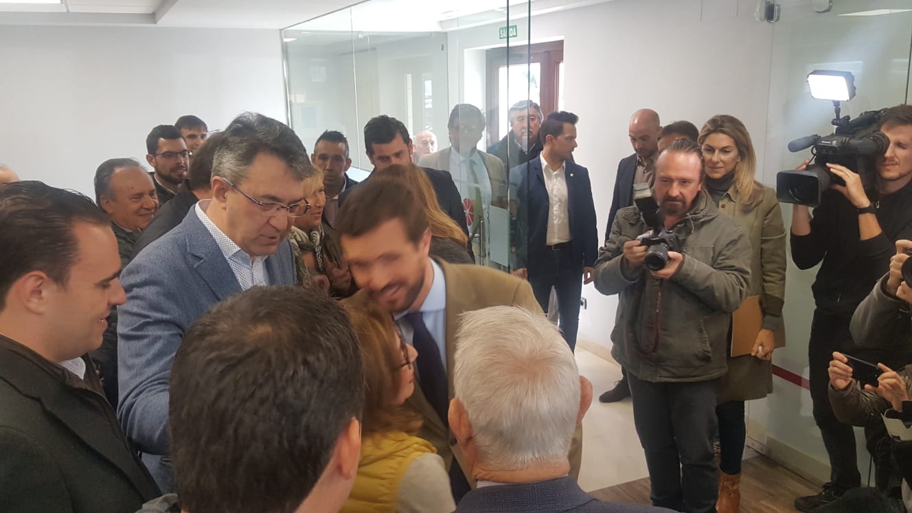 Casado se compromete con León: «España necesita otro presidente leonés pero uno que no deje tres millones de parados».