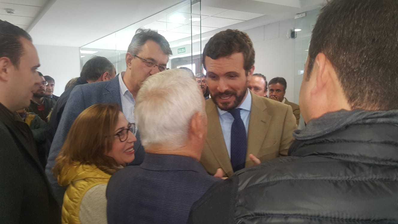 Casado se compromete con León: «España necesita otro presidente leonés pero uno que no deje tres millones de parados».