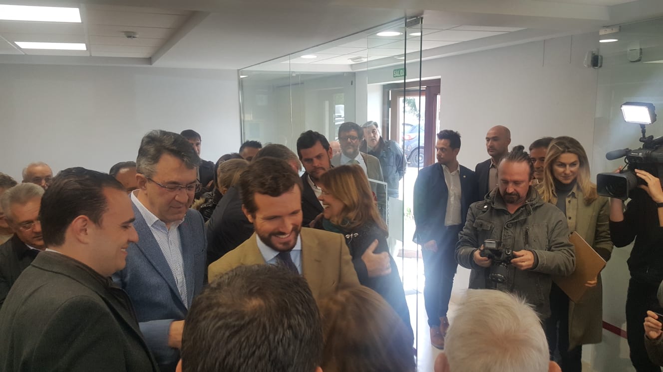 Casado se compromete con León: «España necesita otro presidente leonés pero uno que no deje tres millones de parados».