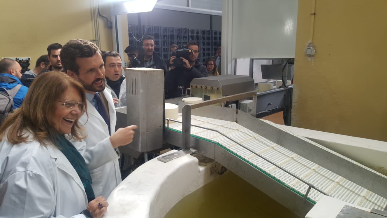 Casado se compromete con León: «España necesita otro presidente leonés pero uno que no deje tres millones de parados».