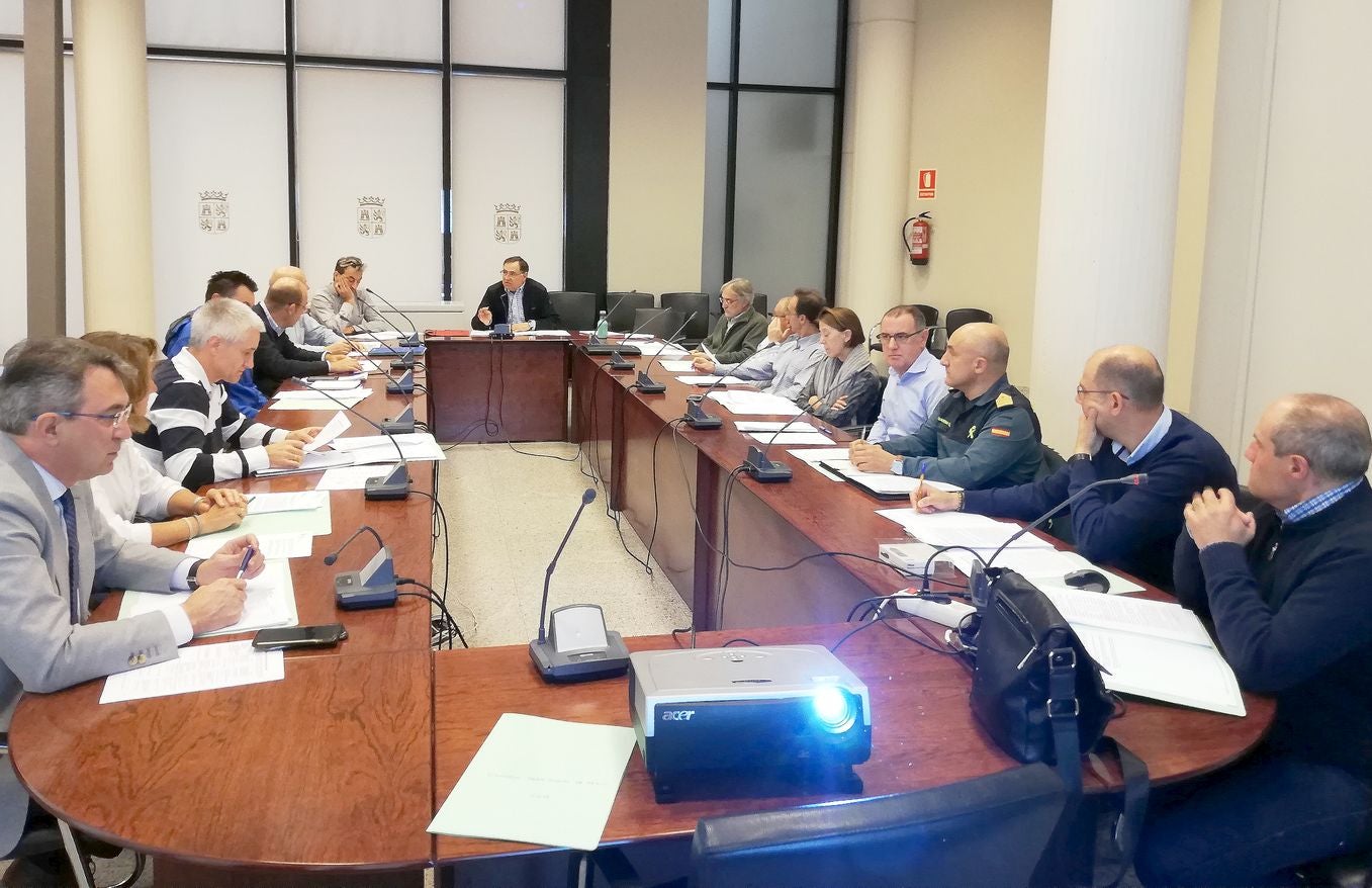 Juan Martínez Majo, a la izquierda, presidiendo la reunión del Consejo Territorial de Pesca.