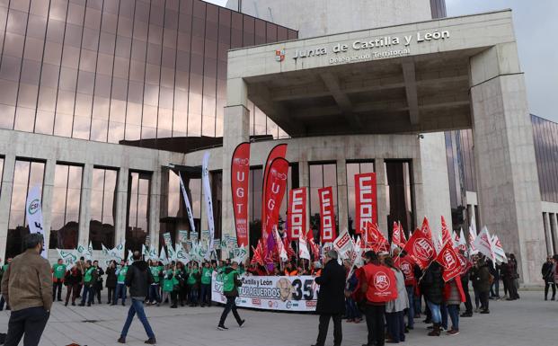 Galería. Concentración en la Junta de Castilla y León.