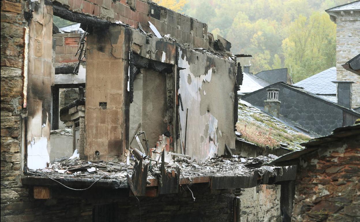 Estado en el que quedó una de las viviendas afectadas por el fuego.
