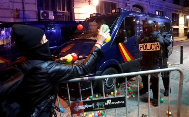 La violencia vuelve a las calles de Barcelona con cinco policías heridos y un mosso grave