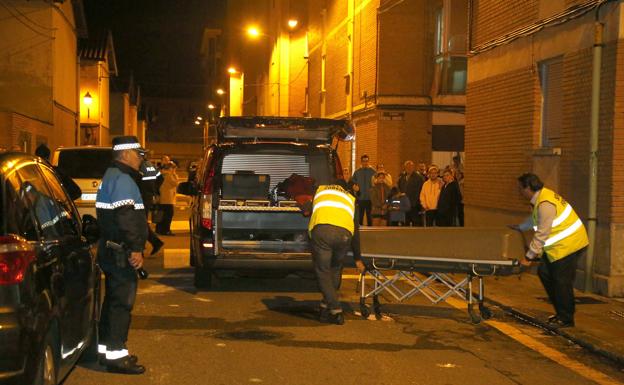 Los forenses conducen el cadáver del hombre, en la noche del jueves en las Casas del Hogar. 