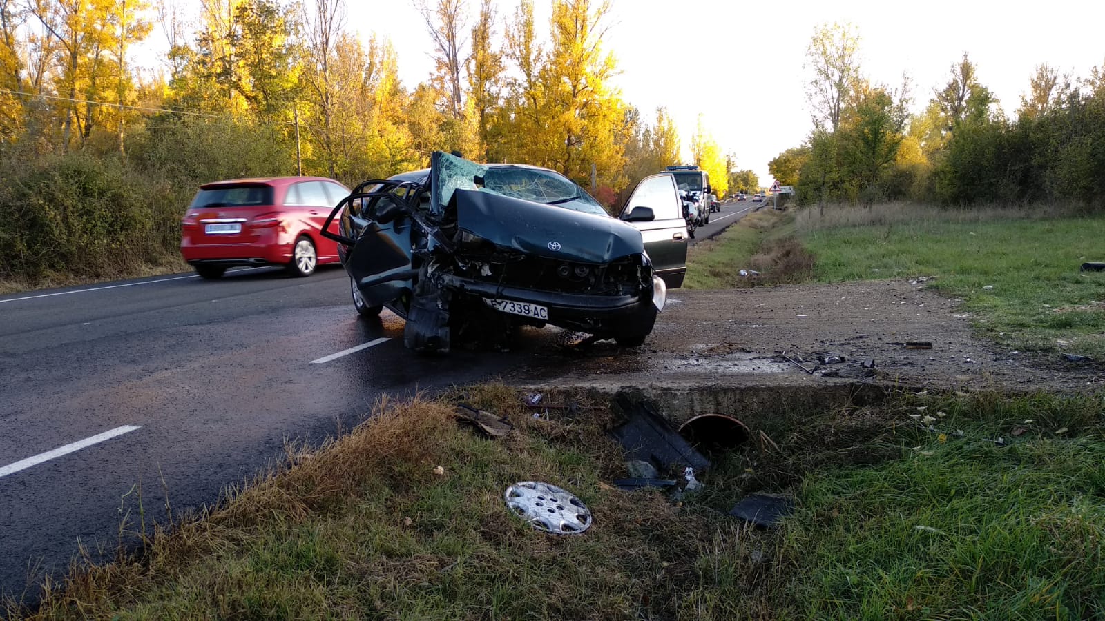 Dos personas han resultado heridas de gravedad tras una salida de vía del turismo en el que viajaban