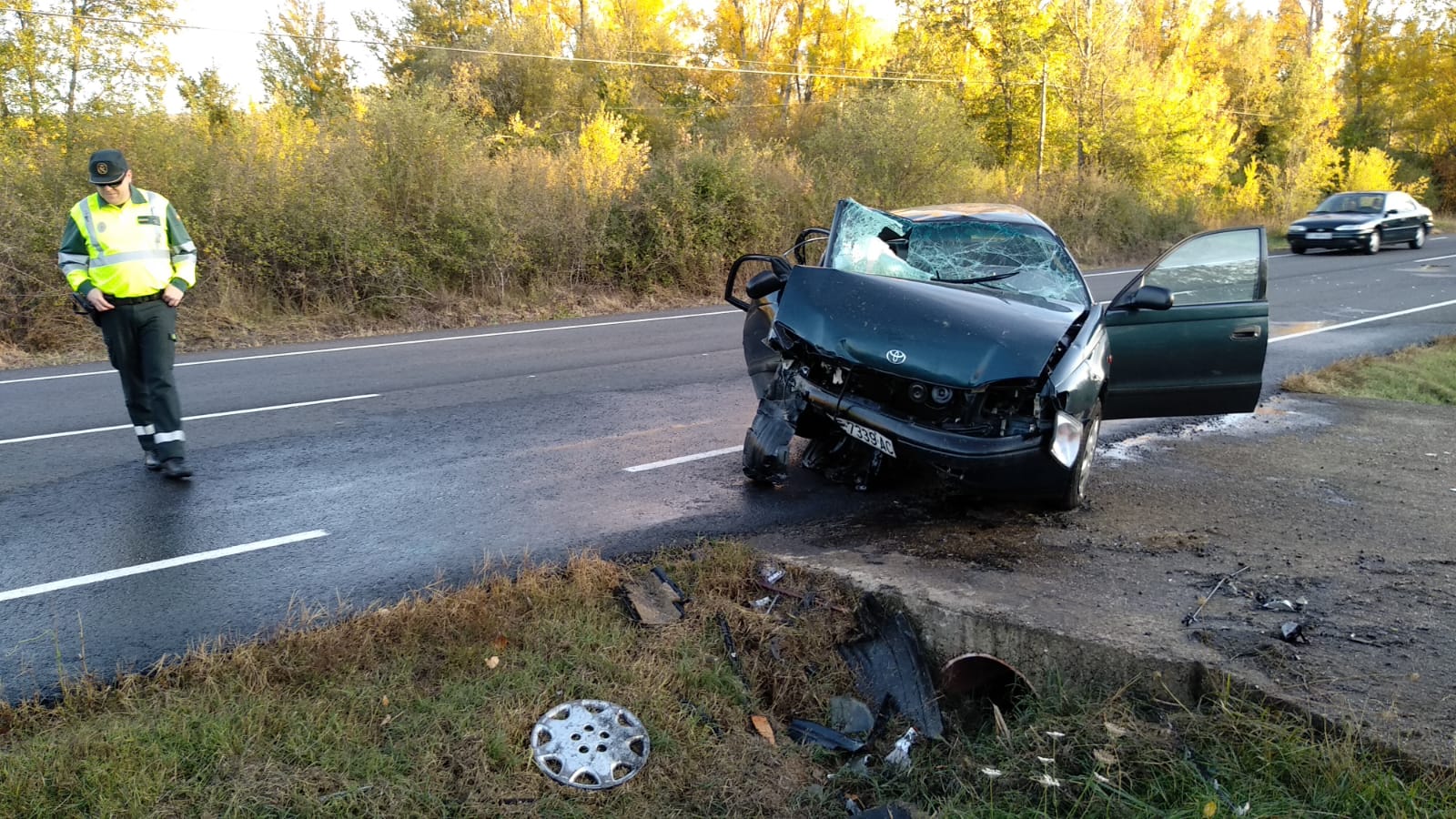 Dos personas han resultado heridas de gravedad tras una salida de vía del turismo en el que viajaban