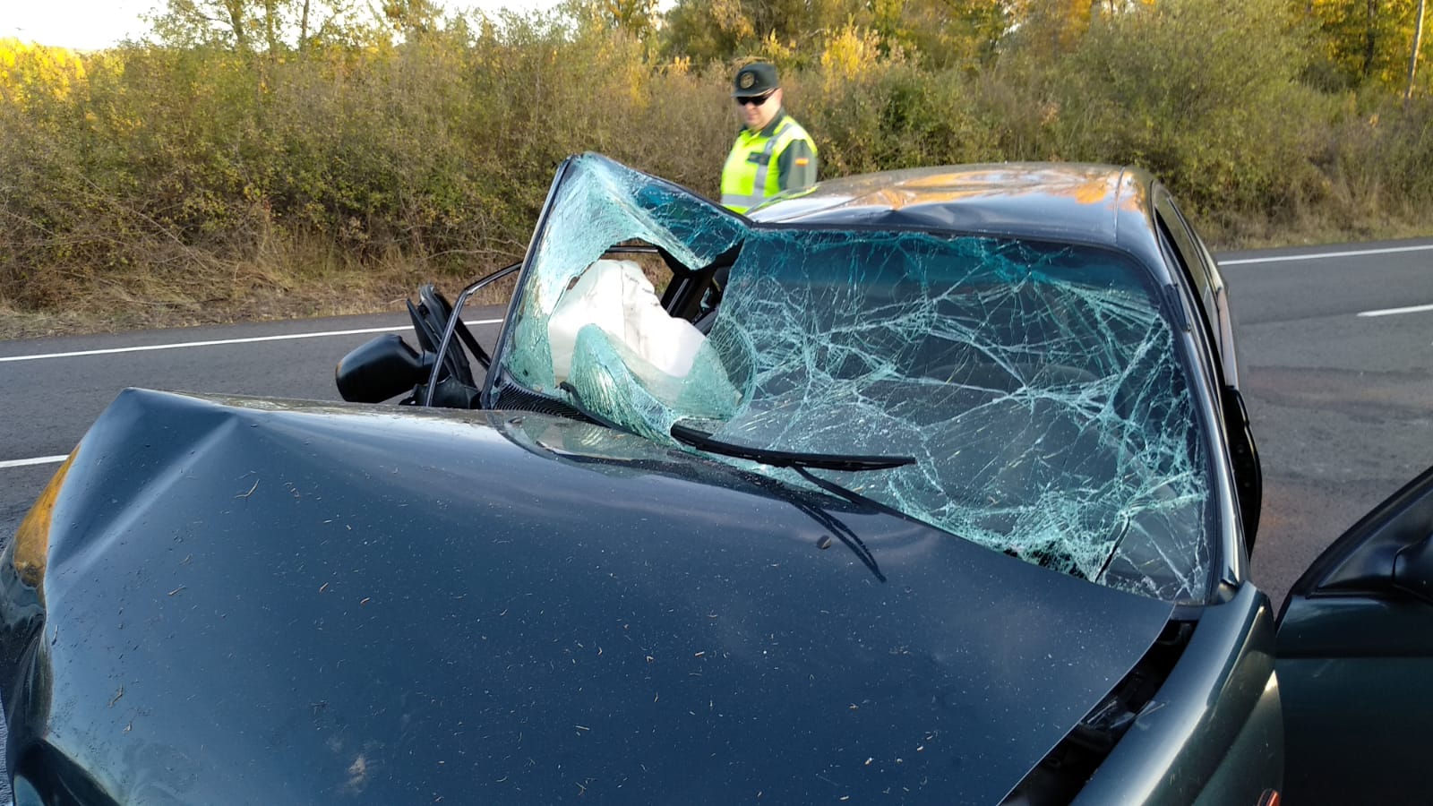 Dos personas han resultado heridas de gravedad tras una salida de vía del turismo en el que viajaban