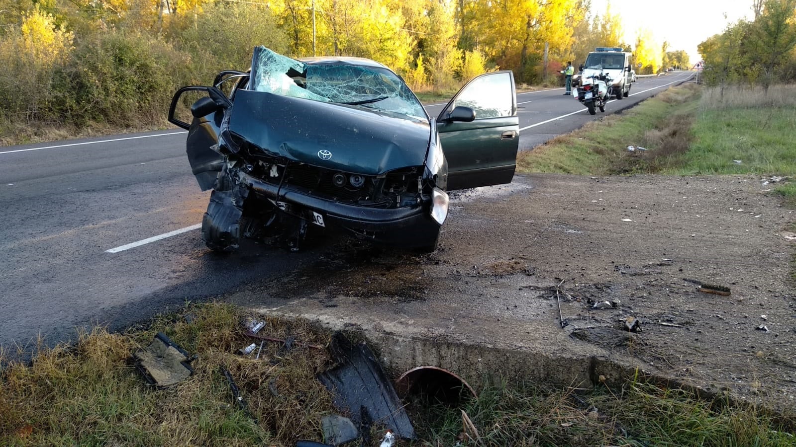 Dos personas han resultado heridas de gravedad tras una salida de vía del turismo en el que viajaban