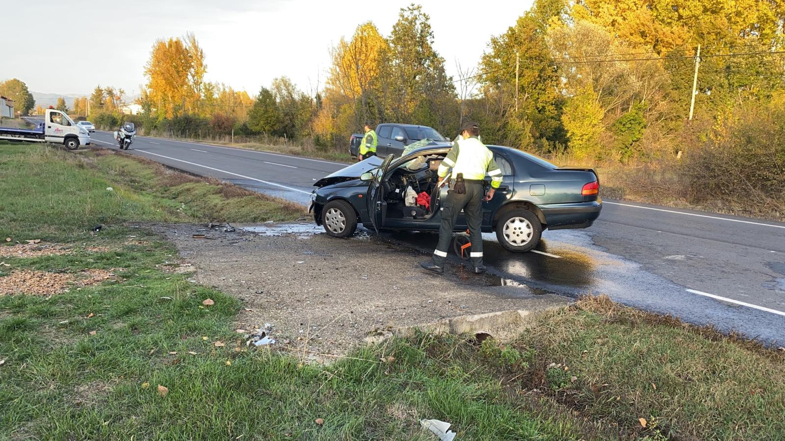 Dos personas han resultado heridas de gravedad tras una salida de vía del turismo en el que viajaban