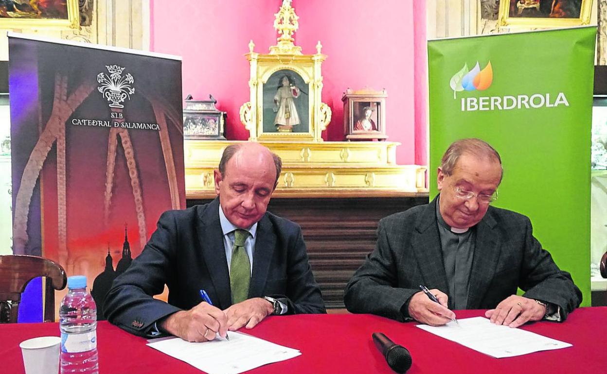 Representantes de Iberdrola y el Cabildo firman el convenio. 