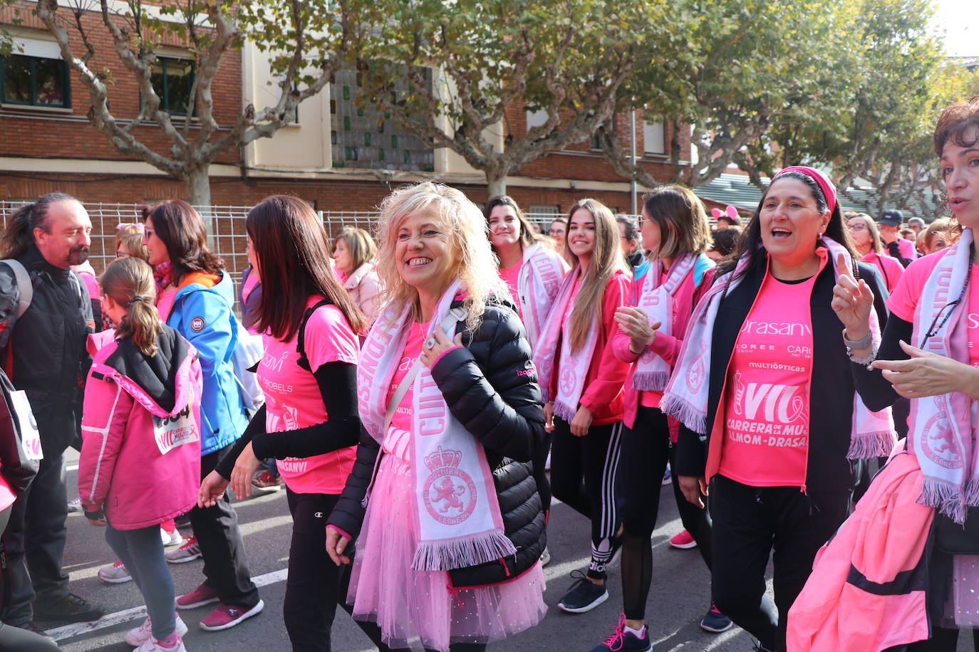 La ciudad de León acoge una nueva carrera de la lucha contra el cáncer de mama.