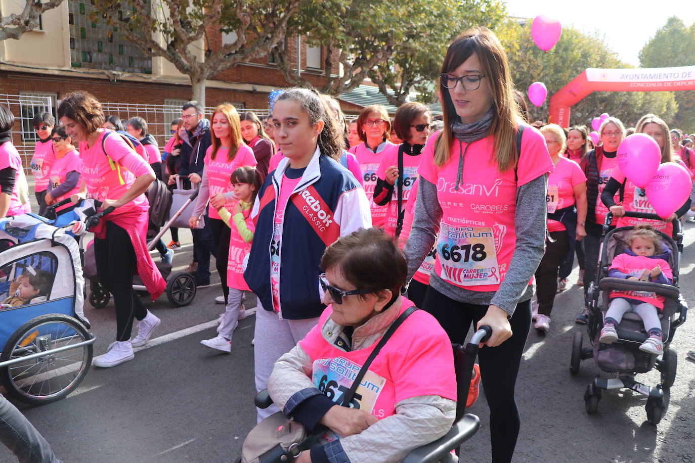 La ciudad de León acoge una nueva carrera de la lucha contra el cáncer de mama.
