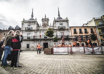 Imagen secundaria 1 - Ponferrada corona &#039;Farinatos&#039; a Paulo Jorge Semedo y Paula Esteiro