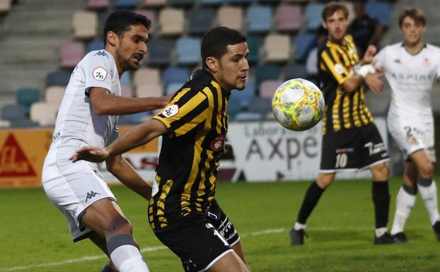 Galería. Despeje de un jugador del Barakaldo.